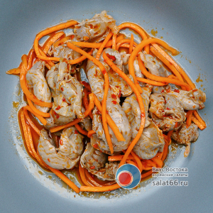 Салат из куриных желудков с морковью по-корейски.