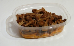 Салат из грибов (опята маринованные) с морковью по-корейски.