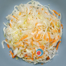 Салат из свежей капусты и моркови по-корейски.