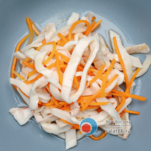 Салат из кальмаров с морковью по-корейски.