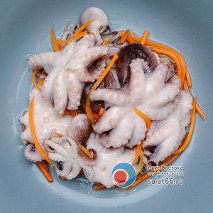 Салат из морепродуктов (осьминогов) и моркови по-корейски.